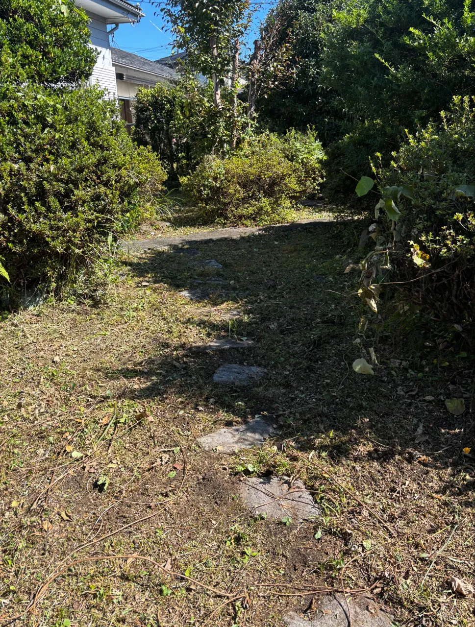 本日は、日光市のお客様のご依頼で庭の草刈りを行いました。